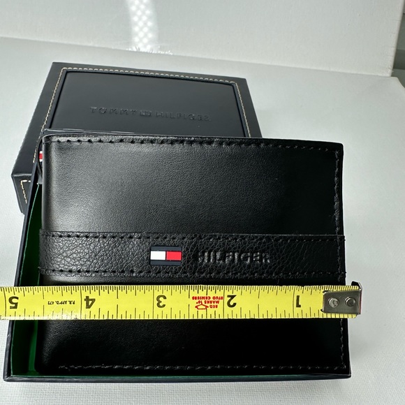 NEW TOMMY HILFIGER MENS RANGER BIFOLD LEATHER PASSCASE ID BILLFOLD WALLET Black - Picture 6 of 11